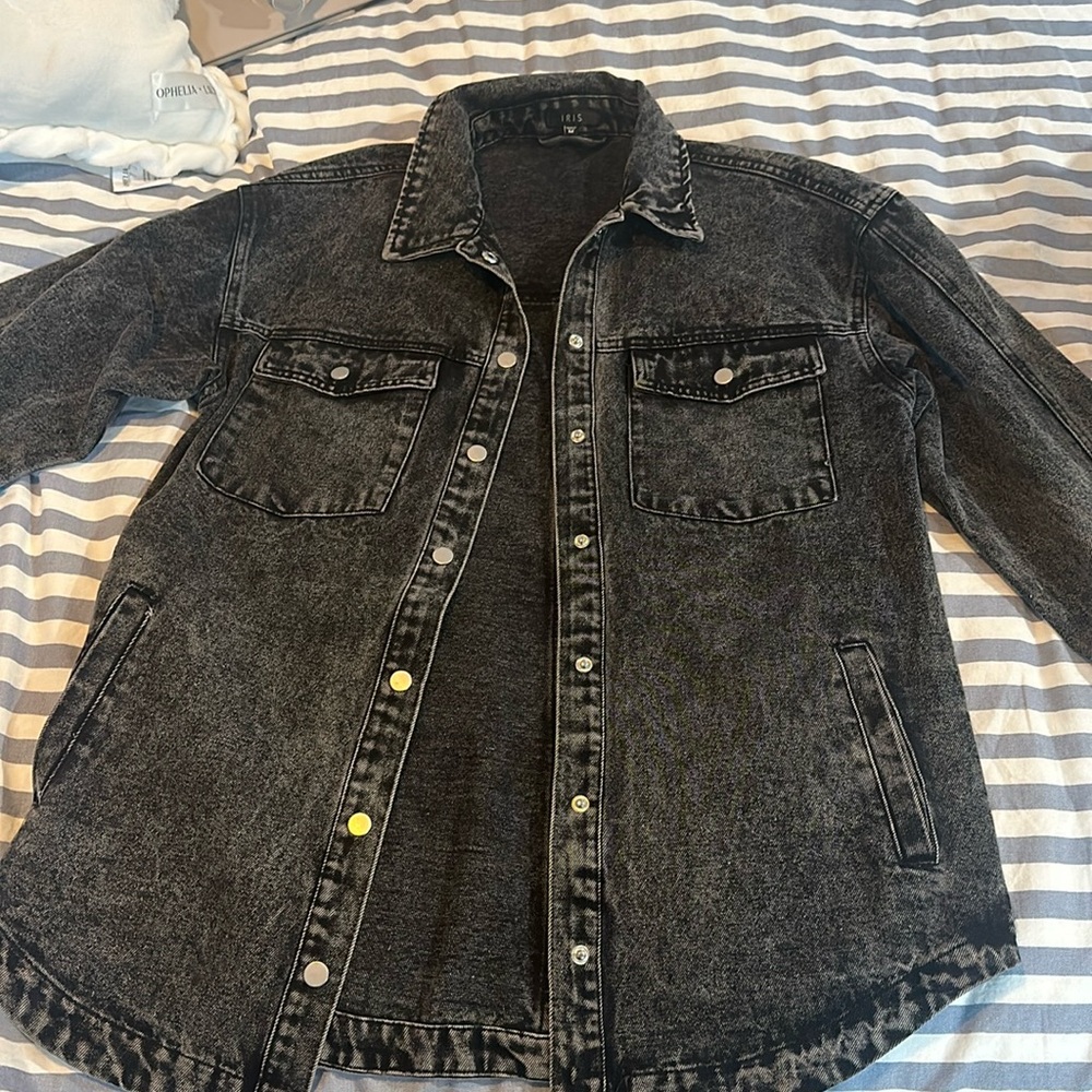 Black/grey jean jacket!! so cute for fall🖤